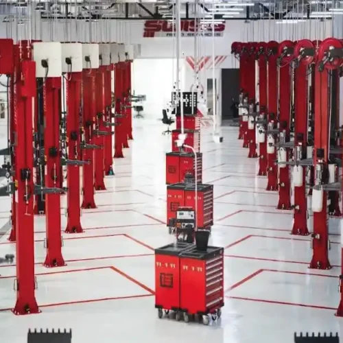 أرضيات إيبوكسي وتجهيزات ورشة سيارات رويال سويس الضخمة