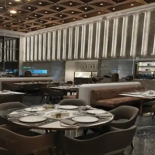 تصميم داخلي فاخر لمطعم سيراي اللبناني في لوميير سنتر